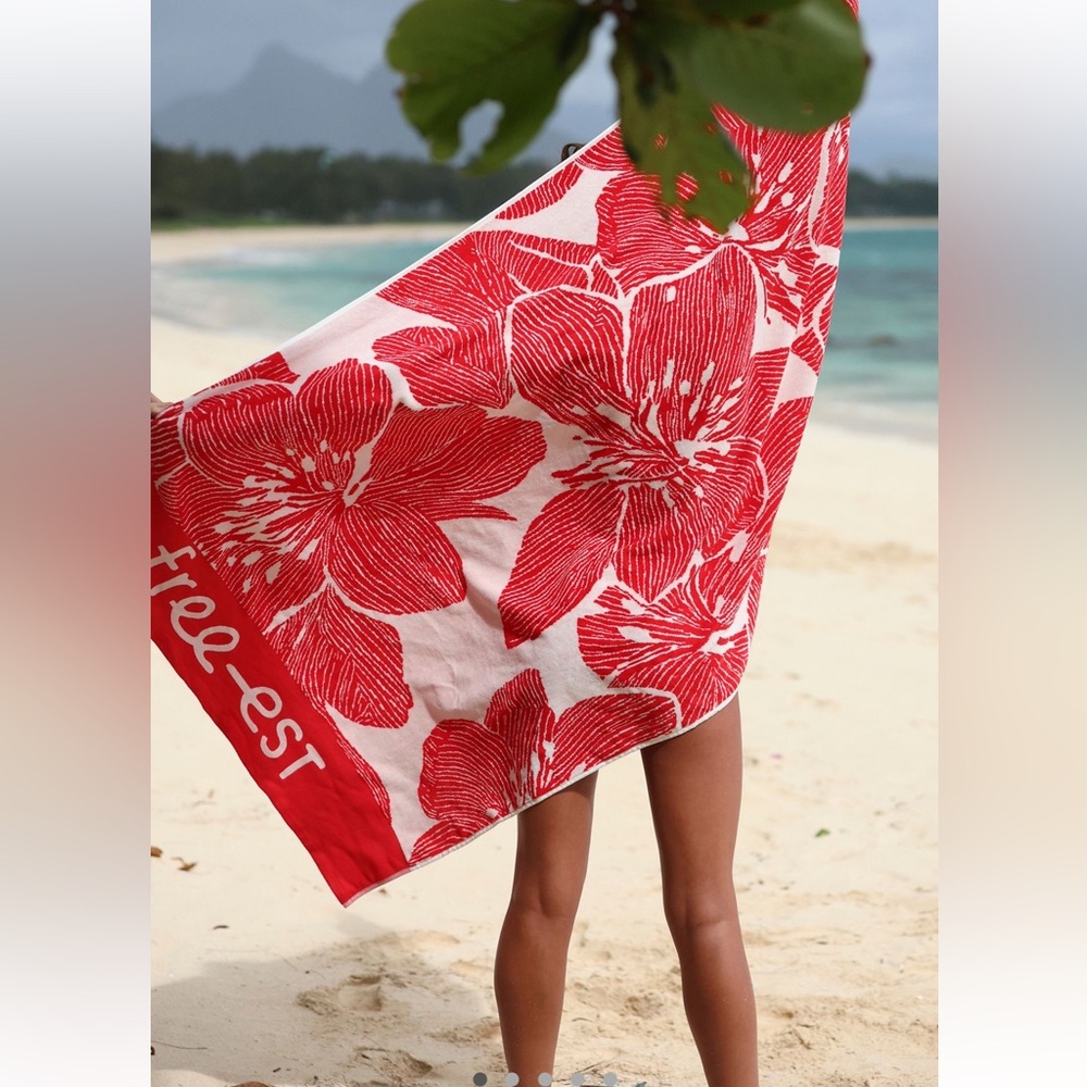 NWT Free-est Coastal Wildflower Beach Towel